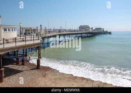 WORTHING, West Sussex/UK - AVRIL 20 : Vue sur la jetée de Worthing West Sussex le 20 avril 2018. Des personnes non identifiées Banque D'Images