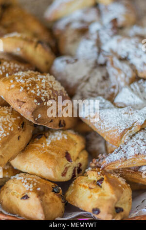 Isolés, close-up de pâtisseries, saupoudrés de sucre brut et de sucre en poudre, dans une boulangerie locale, au Mexique Banque D'Images