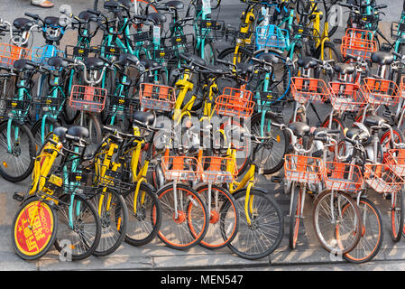 Chengdu, province du Sichuan, Chine - 18 Avril 2018 : Grand groupe de vélos partagés dans la rue Banque D'Images