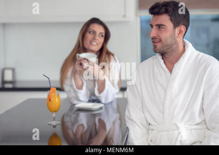 Portrait d'un homme et sa femme dans la cuisine pendant le petit-déjeuner Banque D'Images