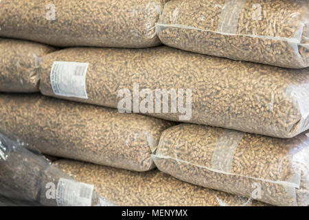 Tas de piles de bois de pin - stock image. Granulés de bois Eco- dans des sacs de la biomasse Banque D'Images