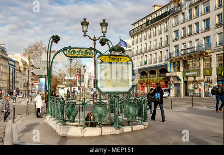 Entrée de la station de métro Pigalle, conçu par Hector Guimard sur le Boulevard de Clichy, à Montmartre, Paris Banque D'Images