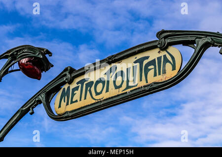 Paris Metro sign Paris conçu par Hector Guimard, à la station de métro Pigalle, Paris Banque D'Images