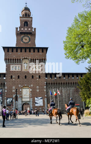 Milan, Italie - 19 Avril 2018 : la police sur les chevaux en face d'une tour médiévale Banque D'Images