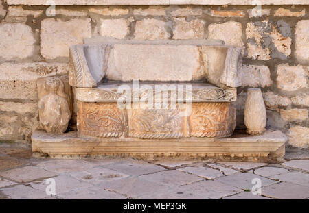 Un banc de pierre en face de l'Évêque au Conseil du Trésor dans la vieille ville de Korcula, Dalmatie, Croatie. Banque D'Images