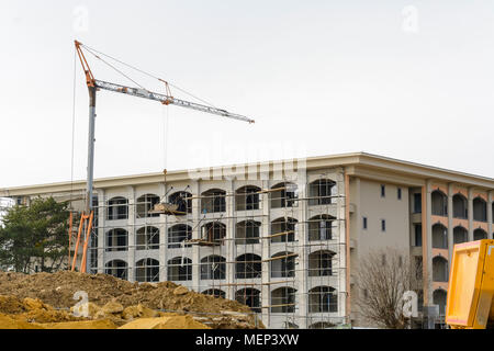 Site de construction avec grue contre ciel blanc Banque D'Images