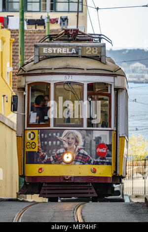 Lisbonne - 9 avril : voyage de tourisme non identifiés à l'intérieur du célèbre tramway ligne 28 le 9 avril 2018 à Lisbonne, Portugal Banque D'Images