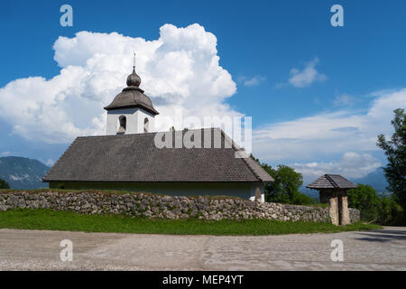 Église de Sainte Catherine, Zasip, la Slovénie, l'Europe. Ancien pays historique typique de la petite montagne l'église Sainte Catherine, Alpes slovènes. Mountain slo Banque D'Images