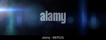 Bleu intense et principalement hors de l'écran de superposition lens flare avec texture effet bokeh avec fond noir bannière panorama Banque D'Images