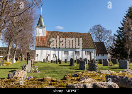 Sogne, Norvège - 21 Avril 2018 : Ancienne Église Sogne. Dans l'église en bois blanc Sogne, église paroissiale de Sogne, Hordaland en Norvège. Ciel bleu, herbe verte. Banque D'Images