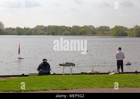 Shave Farm Country Park dans le Leicestershire, Angleterre. Deux hommes déjà jouer avec leurs modèles de bateaux sur l'un des nombreux lacs du parc. Banque D'Images