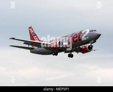 Un Jet2 Airways Boeing 737-300, G-CELG, près de l'atterrissage. Banque D'Images