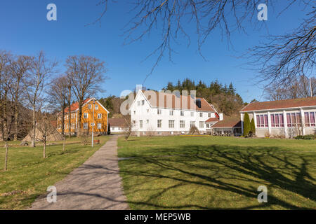 Sogne, Norvège - 21 Avril 2018 : Sogne Gamle Prestegard, ou Vieux Presbytère Sogne. Vicarage avec immeubles en bois, Hordaland en Norvège. Ciel bleu, herbe verte. Banque D'Images