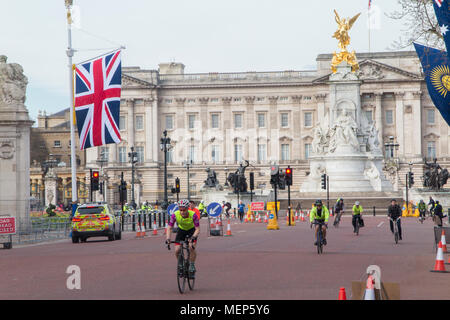 Sur le Mall, cycliste à l'extérieur de Buckingham Palace avec un drapeau de l'Union européenne Banque D'Images