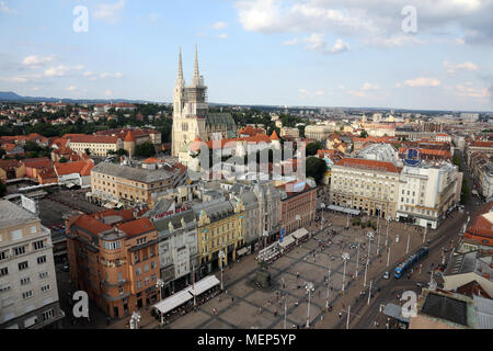 Ban Jelacic carré et vue aérienne de la cathédrale de Zagreb, Croatie. Banque D'Images