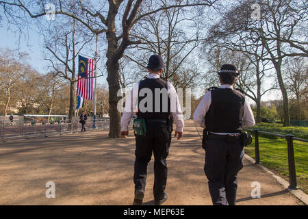 Un policier et un agent de police en patrouille sur le Mall dans le centre de Londres Banque D'Images