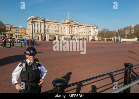 La présence policière à l'extérieur de Buckingham Palace au cours de la réunion des chefs de gouvernement du Commonwealth 2018 Réunion d'avril 2018 Banque D'Images