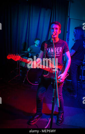 La combustion du bois sauvages sont un groupe punk-rock de Derry, Irlande du Nord. Avec des riffs pulsée et un bord politique, ils sont souvent comparés à Manic Street Preachers, avenir de la gauche et de Queens of the Stone Age. La bande a été félicités pour leurs spectacles frénétique, chaque nuit servant jusqu'à un froid de patachon cocktail guitares et hymnes frénétiques. Avec chaque piste La combustion du bois sauvages partager gritty des contes de désillusion et d'indignation, en donnant la parole à une génération plus marginalisée et divisé que jamais. Paul Connolly au chant. Banque D'Images