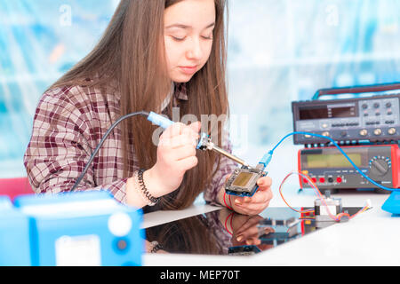 Lycéenne dans robots de laboratoire microcontrôleur débogage Banque D'Images