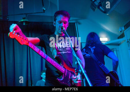 La combustion du bois sauvages sont un groupe punk-rock de Derry, Irlande du Nord. Avec des riffs pulsée et un bord politique, ils sont souvent comparés à Manic Street Preachers, avenir de la gauche et de Queens of the Stone Age. La bande a été félicités pour leurs spectacles frénétique, chaque nuit servant jusqu'à un froid de patachon cocktail guitares et hymnes frénétiques. Avec chaque piste La combustion du bois sauvages partager gritty des contes de désillusion et d'indignation, en donnant la parole à une génération plus marginalisée et divisé que jamais. Paul Connolly au chant. Banque D'Images