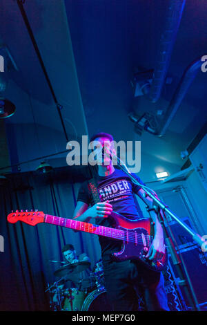 La combustion du bois sauvages sont un groupe punk-rock de Derry, Irlande du Nord. Avec des riffs pulsée et un bord politique, ils sont souvent comparés à Manic Street Preachers, avenir de la gauche et de Queens of the Stone Age. La bande a été félicités pour leurs spectacles frénétique, chaque nuit servant jusqu'à un froid de patachon cocktail guitares et hymnes frénétiques. Avec chaque piste La combustion du bois sauvages partager gritty des contes de désillusion et d'indignation, en donnant la parole à une génération plus marginalisée et divisé que jamais. Paul Connolly au chant. Banque D'Images