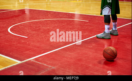 Le basket-ball se trouve sur le sol Banque D'Images