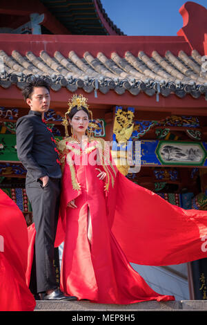Couple chinois en face du pavillon de Xinglin, le Xiamen International Garden & Flower Expo Park, District de Jimei, Xiamen, Fujian, Chine Banque D'Images