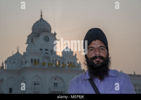 Coucher du soleil à l'entrée de la tour de l'horloge pour le Temple d'Or,Sri Harmandir Sahib, Amritsar, Inde Banque D'Images