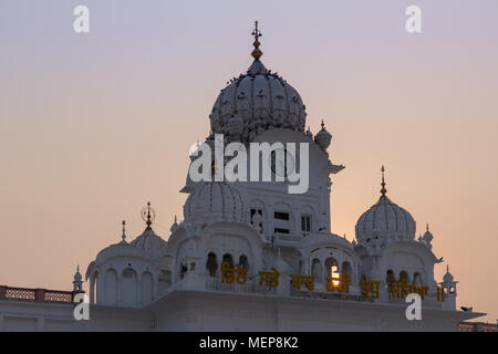 Coucher du soleil à l'entrée de la tour de l'horloge pour le Temple d'Or,Sri Harmandir Sahib, Amritsar, Inde Banque D'Images