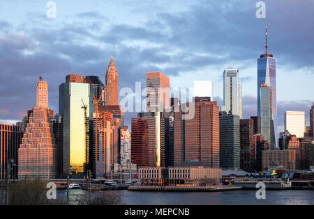 Vue du bas de Manhattan depuis Brooklyn à l'aube Banque D'Images