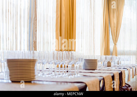 Verres et assiettes sur la table Banque D'Images