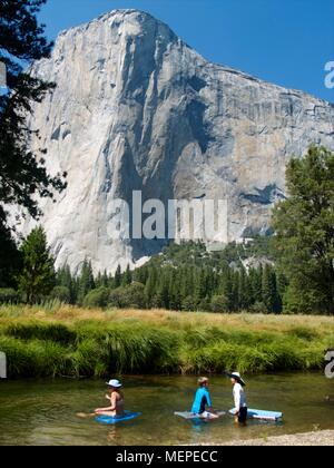 Les enfants jouent dans la rivière Merced ci-dessous El Capitan dans la vallée de Yosemite Banque D'Images