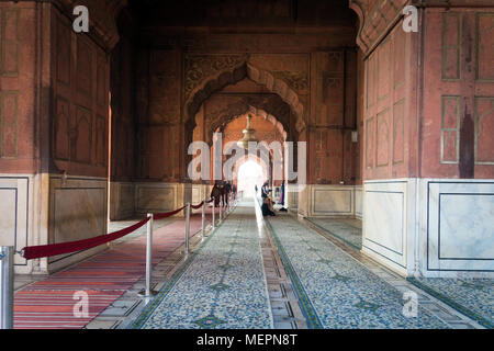 Jama Masjid dans plus de détails. New Delhi. La salle de prière dans la mosquée. Les musulmans pendant la prière. Arche sculptée sur l'arrière-plan. Banque D'Images