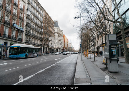 Madrid, Espagne - avril 7, 2018 : La rue Serrano à Salamanca un jour nuageux. Salamanque est bien connu pour être l'une des zones les plus riches en ma Banque D'Images