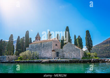 Petite église sur l'île Georges San dans la baie de Kotor, Monténégro Banque D'Images