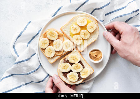 Végétalien sain toast avec beurre de noix et banane. Vue d'en haut. Végétaliens, végétariens, une saine alimentation, mode de vie sain, suivre un régime, menu fitness concept Banque D'Images