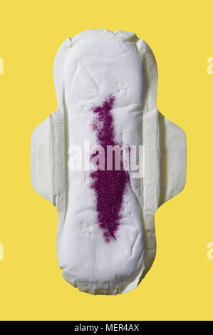 Tampon d'hygiène féminine avec du sang analogie sur fond jaune Banque D'Images