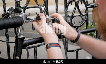 Photo gros plan de verrouillage de l'homme sur sa bicyclette street Banque D'Images