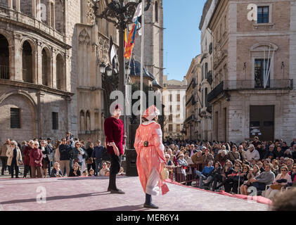 Les gens qui regardent une représentation théâtrale sur la Plaza de la Virgen, au nord du district de Ciutat Vella, la vieille ville de Valence, en Espagne. Banque D'Images