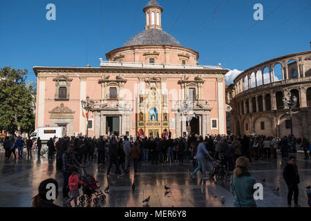 Les gens regardent une performance théâtrale en dehors de Basílica de la Virgen de los Desamparados, un culte à la sainte patronne de Valence, en Espagne. Banque D'Images