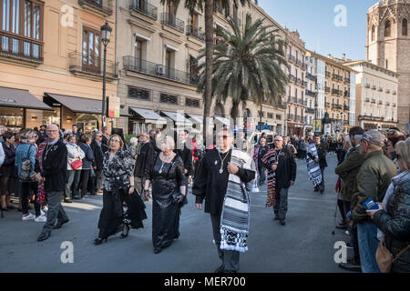 Une procession catholique religieux Cathédrale de St Marys à pied au travers des foules dans les rues de Valence, Espagne. 9 avril 2018. Banque D'Images