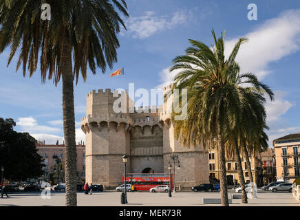 Torres de Serranos (Chambres Gate ou tour), l'une des 12 portes qui faisaient partie les remparts de la ville de Valence, en Espagne. Banque D'Images