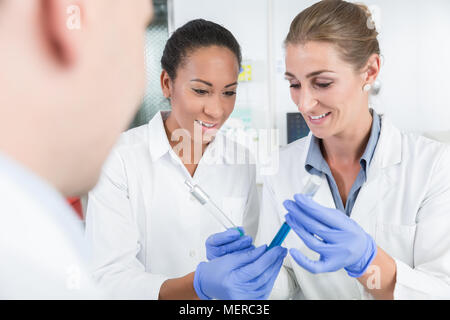 Les chercheurs faisant experiment in science lab Banque D'Images