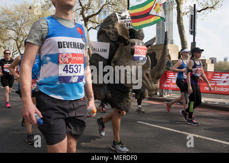 Participant portant un costume de Save the Rhino Rhino, prenant part à la marathon de Londres le 22 avril 2018 à Londres, Angleterre, Royaume-Uni. Le Marathon de Londres, connue à l'heure actuelle à travers le parrainage comme la Vierge Argent Marathon de Londres, est une longue distance à l'événement. L'événement a été la première exécution en 1981 et a eu lieu au printemps de chaque année depuis. La course est surtout connue pour une course où public ebing gens ordinaires peuvent contester des themsleves tout en soulevant de grandes quantités d'argent pour divers organismes de bienfaisance. Banque D'Images