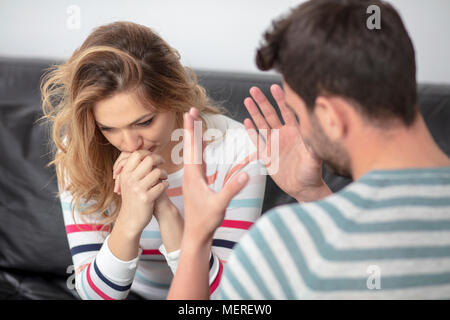 Angry couple attrayant et combats criant à l'autre Banque D'Images