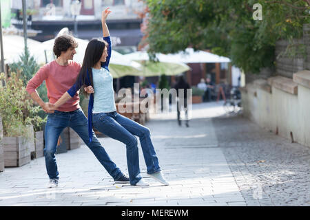 Quel beau couple danser le West Coast Swing dans les rues, insouciant et heureux. Banque D'Images