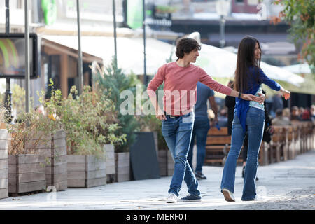 Quel beau couple danser le West Coast Swing dans les rues, insouciant et heureux. Banque D'Images