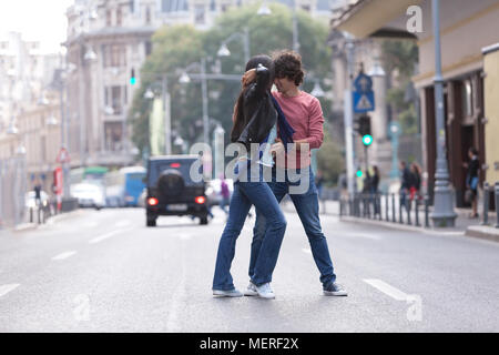 Quel beau couple danser le West Coast Swing dans les rues, insouciant et heureux. Banque D'Images