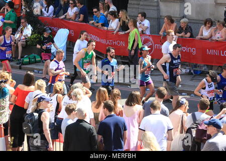 Des chiffres record sont attendues pour démarrer l'argent vierge 2018 Marathon de Londres dimanche 22 avril, après plus de 41 000 inscrits pour la course au cours des quatre jours. Banque D'Images