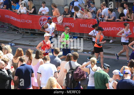 Des chiffres record sont attendues pour démarrer l'argent vierge 2018 Marathon de Londres dimanche 22 avril, après plus de 41 000 inscrits pour la course au cours des quatre jours. Banque D'Images